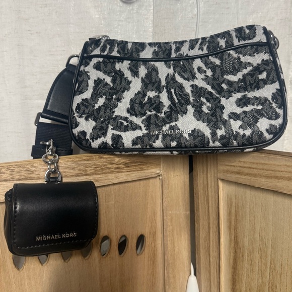 Jet Set Medium Leopard Logo Crossbody Bag NWT - Picture 4 of 4